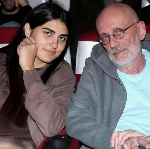 Александр Гордон впервые появился на публике вместе со своей молодой супругой - 23-летней арфисткой Софией каландадзе. 02