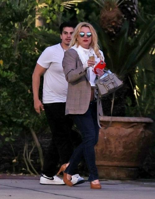 Папарацци опубликовали неудачные фото бритни Спирс и расстроили поп-звезду.

