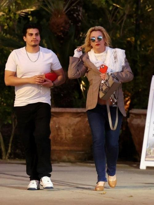 Папарацци опубликовали неудачные фото бритни Спирс и расстроили поп-звезду. 01