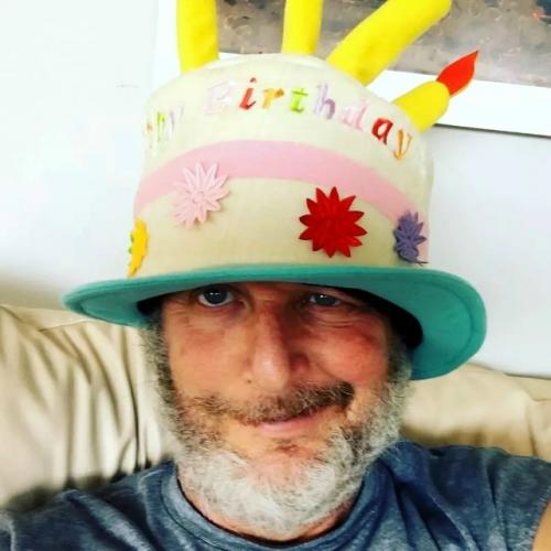 Стал тиктокером: Дэниэл стерн, известный по роли грабителя марва в фильме Один Дома, создал аккаунт в Tiktok. 01