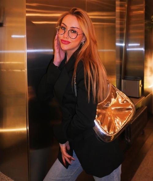 Таисия маслякова, внучка легендарного ведущего Александра маслякова, недавно отметила своё 18-летие. 04