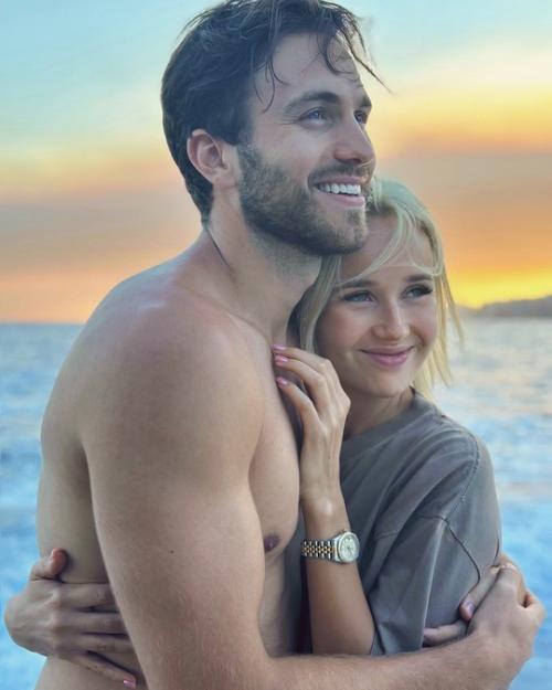 МЫ Расстались 28-летняя Клава кока подтвердила слухи о расставании с бойфрендом, 26-летним Александром повериным. 06