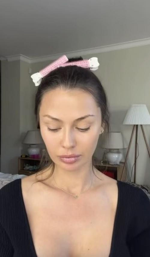 Боня по-простому попросила Энджи приготовить ей ланч, ну хотя бы что-нибудь разогреть.
