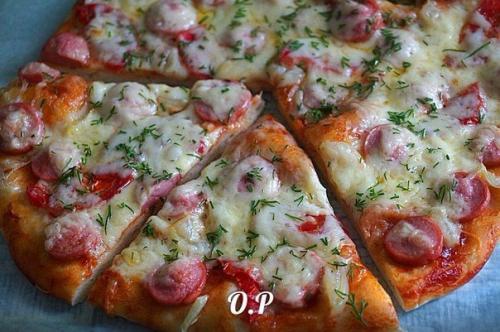 Пицца с сосисками.

