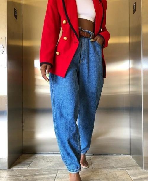 Актуальные в этом сезоне широкие джинсы помогут создать трендовый сложносочиненный лук. 01