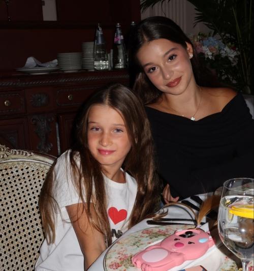 Младшая дочь Ксении Бородиной, похоже, решила стать актрисой. 02