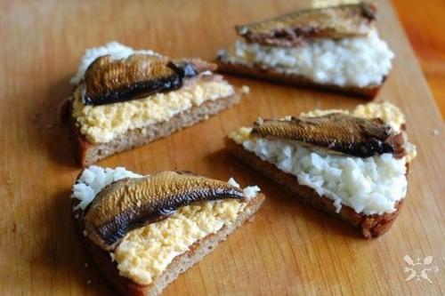 Чесночные гренки с яйцом и шпротами. 04 Чесночные гренки с яйцом и шпротами. 04