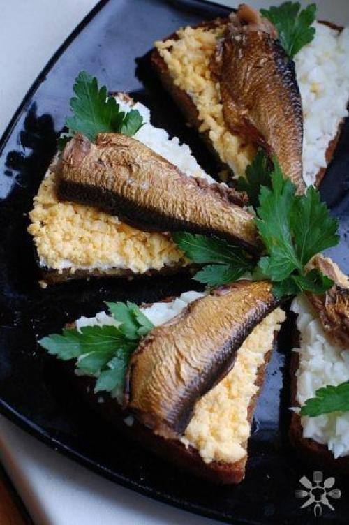 Чесночные гренки с яйцом и шпротами. Чесночные гренки с яйцом и шпротами.