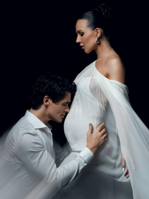 Отец будущего ребёнка лерчека Луис сквиччиарини поделился чувственной фотосессией с беременной возлюбленной.

