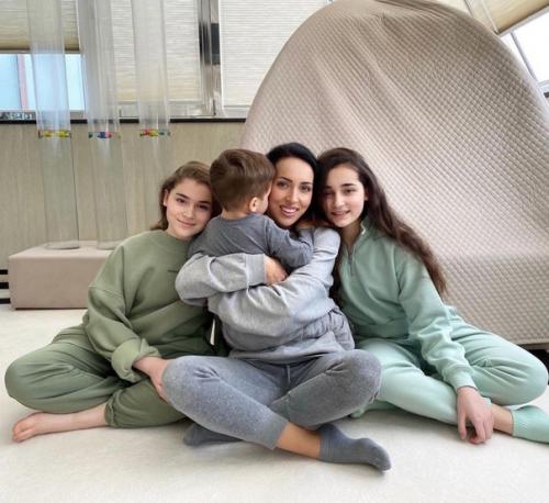 Певица алсу похвасталась своими замечательными дочурками! 01