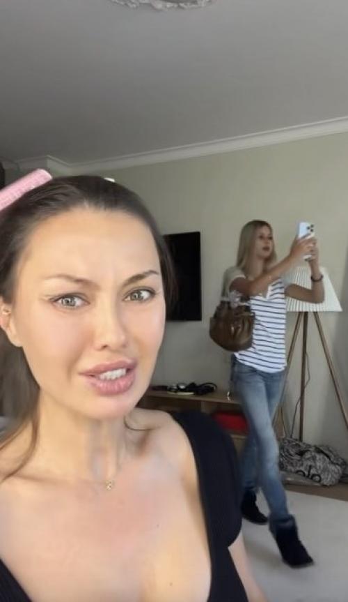 Боня по-простому попросила Энджи приготовить ей ланч, ну хотя бы что-нибудь разогреть. 01