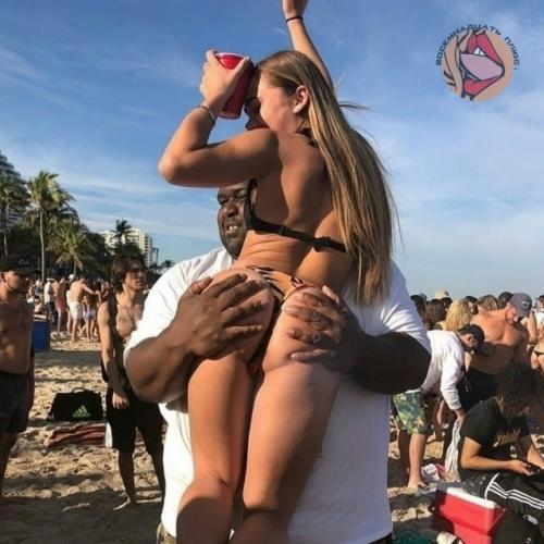 Парень из Уганды стал звездой пляжей Майами благодаря уличному массажу за $50. 02