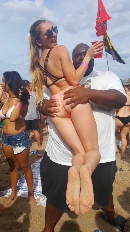 Парень из Уганды стал звездой пляжей Майами благодаря уличному массажу за $50.

