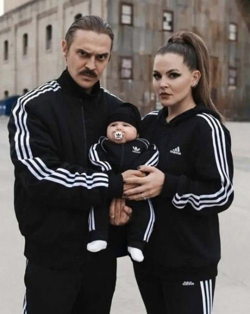 Иноагент Илья прусикин и Софья таюрская впервые показали свою дочь. 01