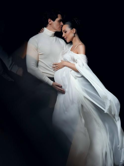 Отец будущего ребёнка лерчека Луис сквиччиарини поделился чувственной фотосессией с беременной возлюбленной. 02