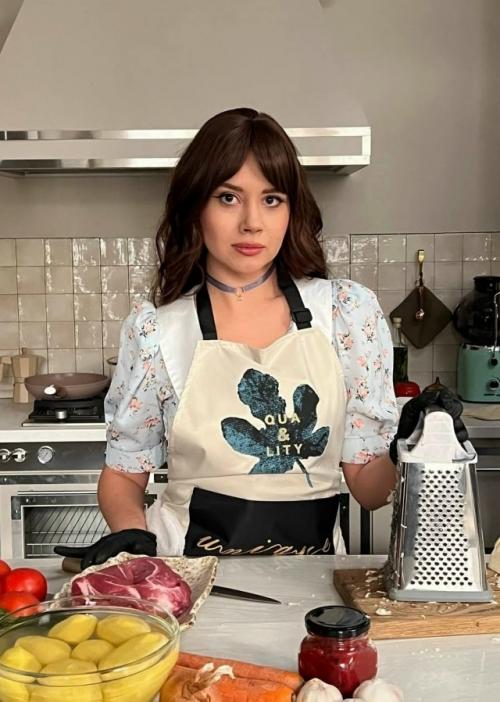 В ремейке Моей Прекрасной Няни Олеся Иванченко предстала в роли знаменитой няни Вики. 01