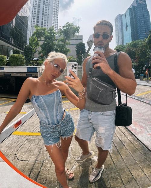 МЫ Расстались 28-летняя Клава кока подтвердила слухи о расставании с бойфрендом, 26-летним Александром повериным. 01