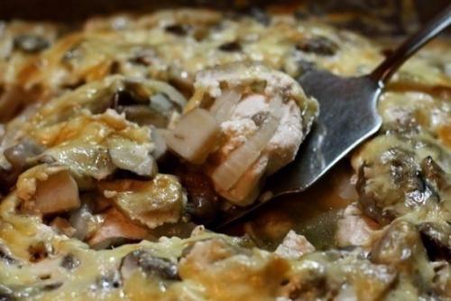Куриная грудка с грибами, запеченные в йогурте.
