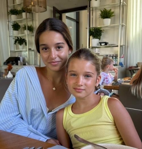 Младшая дочь Ксении Бородиной, похоже, решила стать актрисой. 01