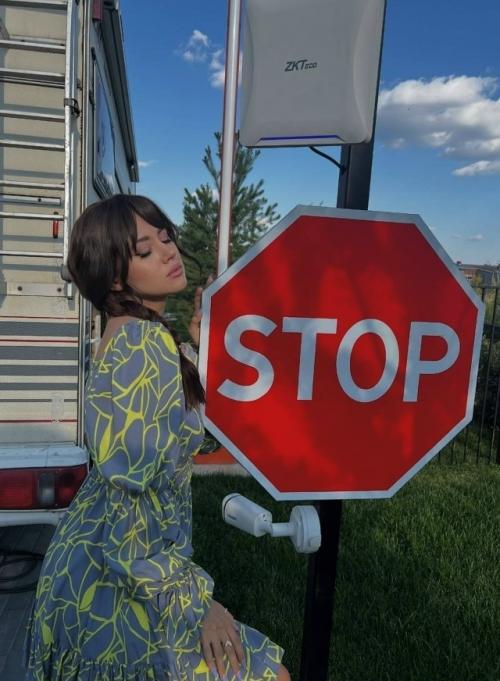 В ремейке Моей Прекрасной Няни Олеся Иванченко предстала в роли знаменитой няни Вики. 02