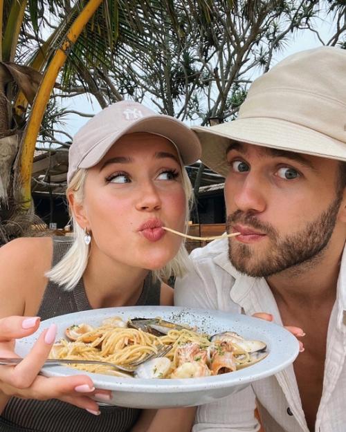 МЫ Расстались 28-летняя Клава кока подтвердила слухи о расставании с бойфрендом, 26-летним Александром повериным. 04