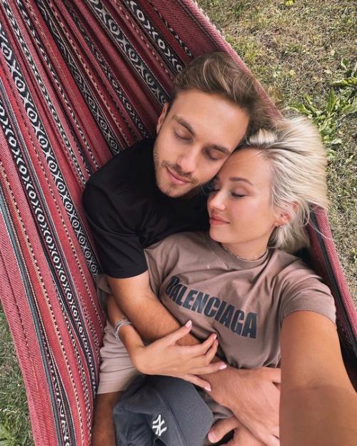 МЫ Расстались 28-летняя Клава кока подтвердила слухи о расставании с бойфрендом, 26-летним Александром повериным. 02