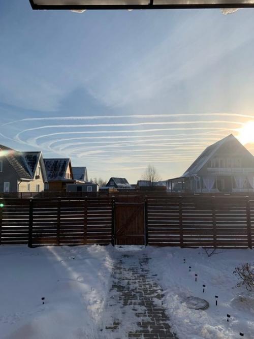 В небе над владимирской областью пролетел и оставил после себя красивый рисунок российский самолет ил - 96. 02