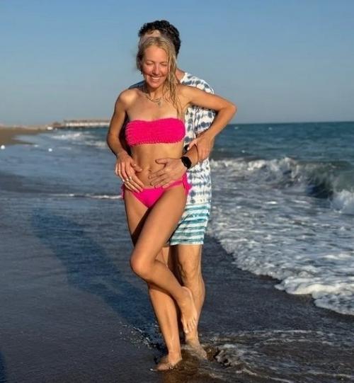 Муж Любит Меня: Галина боб показала фигуру в розовом бикини во время отдыха с режиссером на пляже. 02