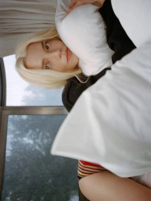 Аня Тейлор - Джой в новой фотосессии, приуроченной к выходу фильма Ущелье, который уже стал самым просматриваемым на стриминге. 05