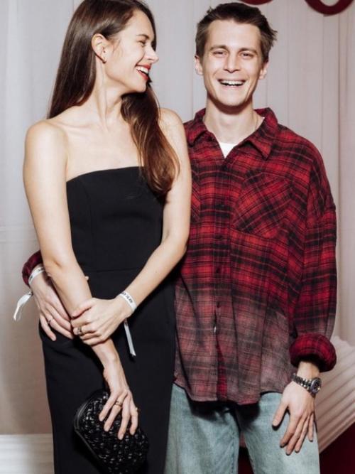 Иван Янковский со своей женой Дианой пожарской во время премьеры нового сериала Аутсорс. 05