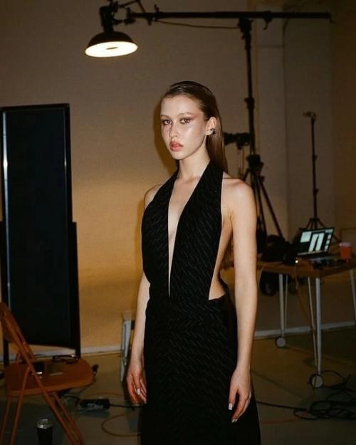 15-Летнюю анну пересильд захейтили за слишком взрослый образ. 03