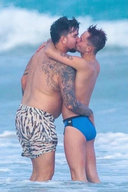 Адам ламберта застали папарацци на пляже со своим парнем. 01