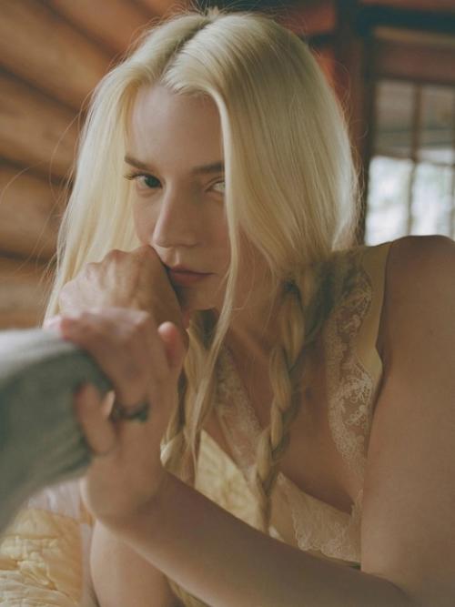 Аня Тейлор - Джой в новой фотосессии, приуроченной к выходу фильма Ущелье, который уже стал самым просматриваемым на стриминге. 09