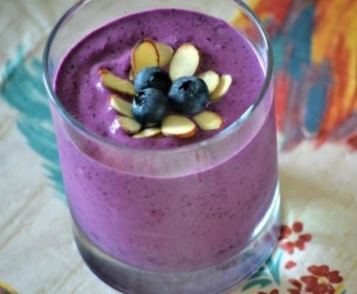 Миндально - ягодный смузи.

