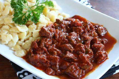 Говяжий гуляш по-венгерски. Говяжий гуляш по-венгерски.