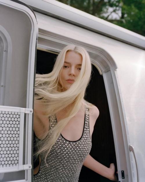 Прекрасная Аня Тейлор - Джой украсила обложку нового номера испанского Vogue, и это событие не могло остаться незамеченным! 01