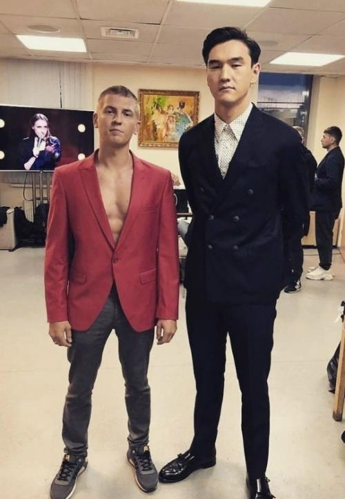 Щербаков примчался в Казахстан, чтобы поддержать лучшего друга Сабурова после 50-летнего изгнания из России.
