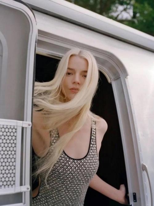 Аня Тейлор - Джой в новой фотосессии, приуроченной к выходу фильма Ущелье, который уже стал самым просматриваемым на стриминге. 02