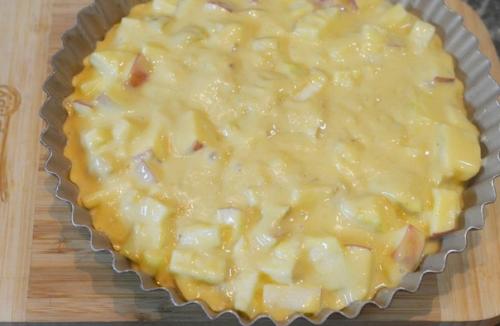 Яблочная шарлотка.  Ингредиенты: 06