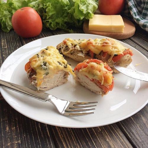 Куриное Филе с помидорами под сырной шапочкой?