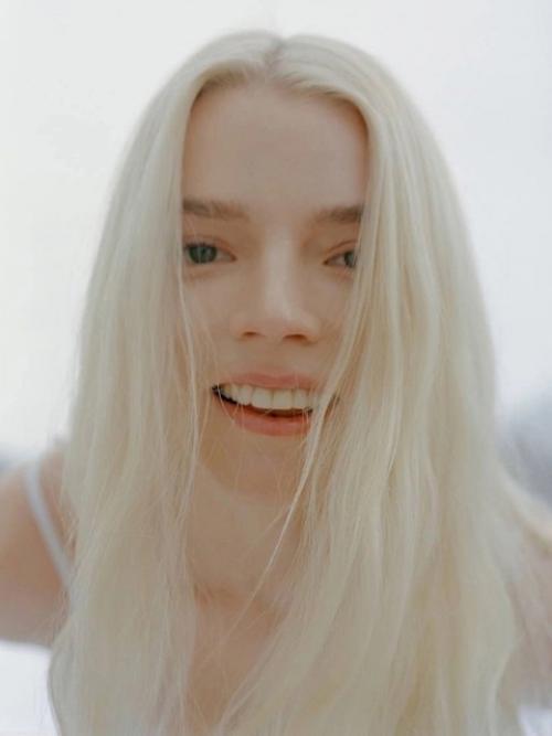 Аня Тейлор - Джой в новой фотосессии, приуроченной к выходу фильма Ущелье, который уже стал самым просматриваемым на стриминге. 06