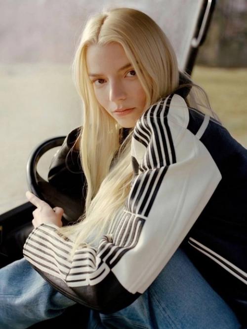 Аня Тейлор - Джой в новой фотосессии, приуроченной к выходу фильма Ущелье, который уже стал самым просматриваемым на стриминге. 08