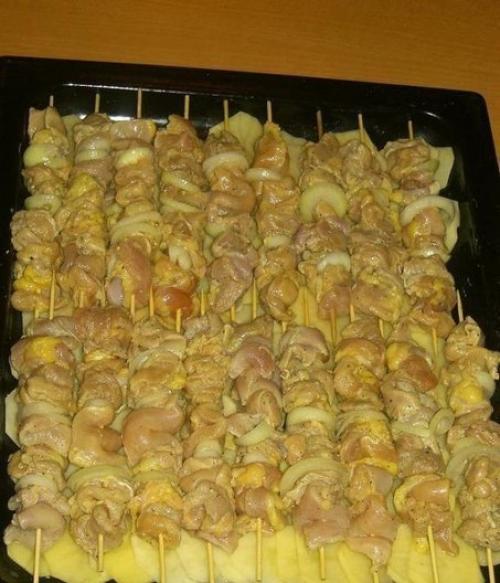 Куриный шашлык с картошкой в духовке. 

