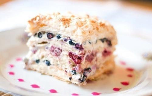 Слоеный торт со свежими ягодами. Слоеный торт со свежими ягодами.