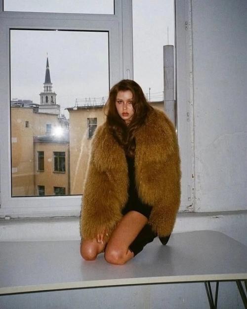 15-Летнюю анну пересильд захейтили за слишком взрослый образ. 07