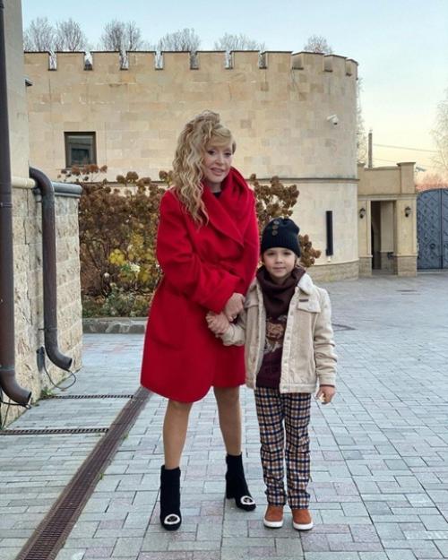 Алла Борисовна всех свои видом поражает. 03