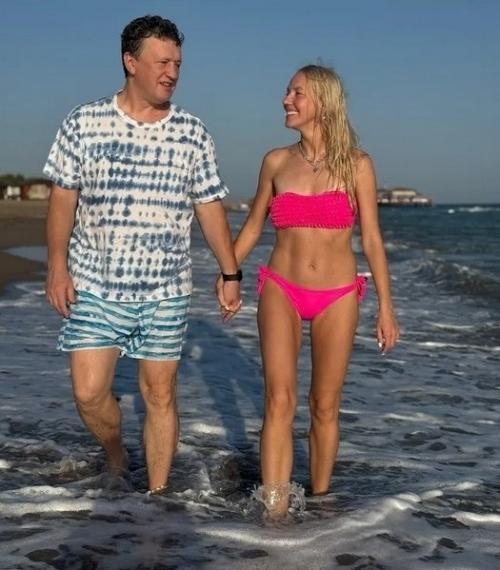 Муж Любит Меня: Галина боб показала фигуру в розовом бикини во время отдыха с режиссером на пляже. 01