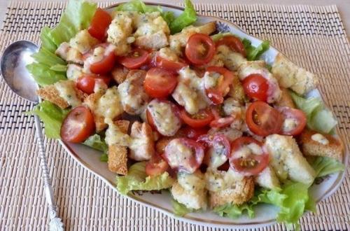 Салат Цезарь с курицей. Салат Цезарь с курицей.