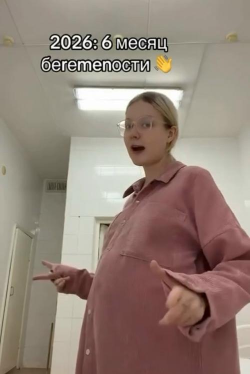 Даша, ставшая мамой в 13 лет, сейчас ждёт второго ребёнка и говорит, что это важный шаг на пути к возвращению старшей дочери. 01