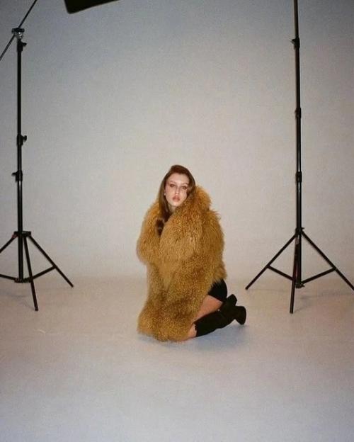 15-Летнюю анну пересильд захейтили за слишком взрослый образ. 06